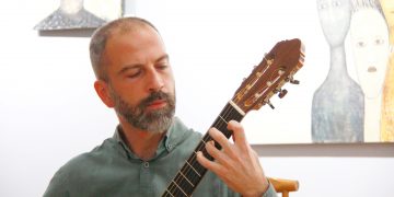 Венцислав Диков закри изложбата си с концерт на китара