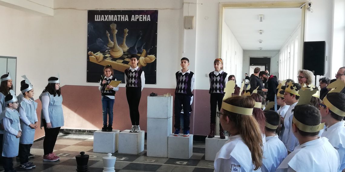 Мач по шахмат с живи фигури в СУ “Васил Левски”