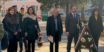 Кметът на община Севлиево д-р Иван Иванов и председателят на Общинския съвет Здравка Лалева поднесоха венец пред бюст-паметника на Апостола