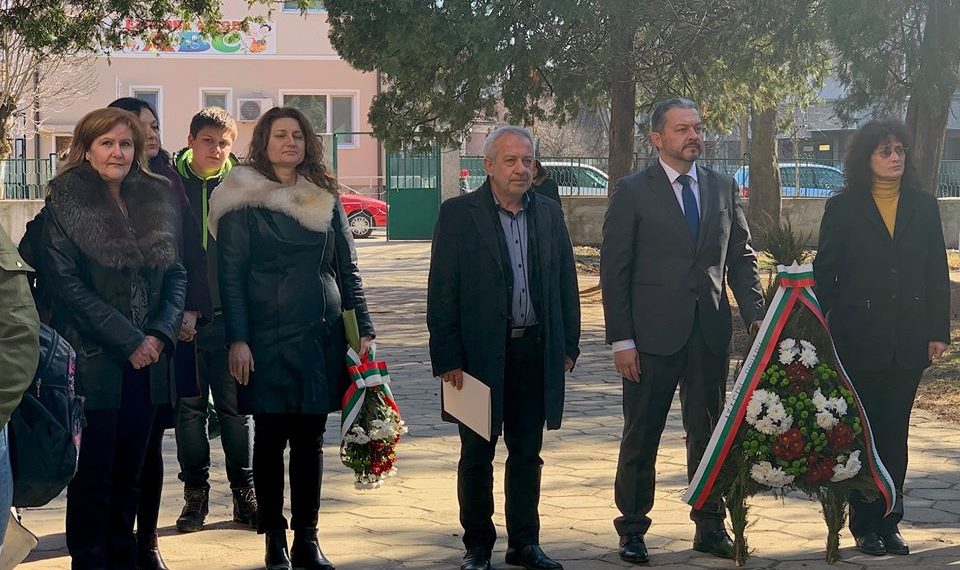 Кметът на община Севлиево д-р Иван Иванов и председателят на Общинския съвет Здравка Лалева поднесоха венец пред бюст-паметника на Апостола