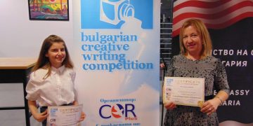 Виктория получи наградата си за творческо писане