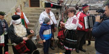 Цар Лозан и царица Лозина зарязаха лозите в Крушево