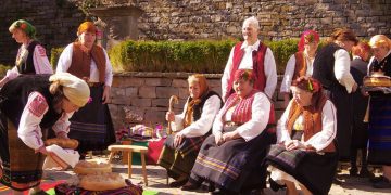 Сенничани пресъздадоха обичая “На гости на млада булка” в Етъра