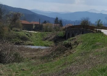 Доброволци почистиха около гърбавия мост в Горна Росица