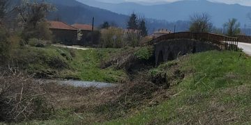 Доброволци почистиха около гърбавия мост в Горна Росица