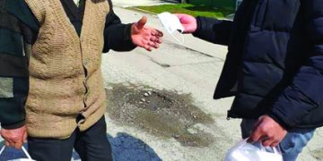 Младежко ДПС раздаде предпазни маски