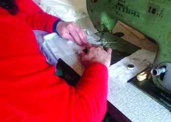 Самодейка от Богатово шие и подарява предпазни маски