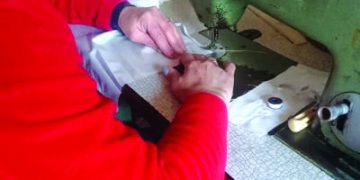 Самодейка от Богатово шие и подарява предпазни маски