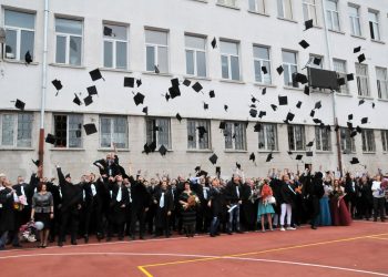 Изпращане на зрелостниците ще има, не се знае кога