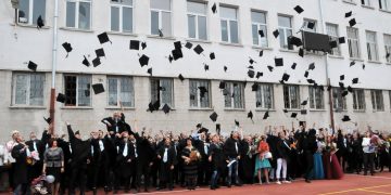 Изпращане на зрелостниците ще има, не се знае кога