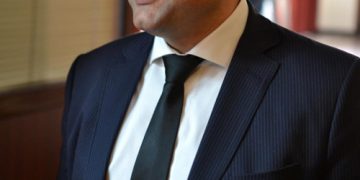 Алфидин Ахмедов пое Кукления театър в Габрово