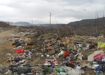 Над 100 дка нива, на километър от Севлиево, вместо с жито, е осеяна с боклуци и зарази