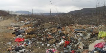 Над 100 дка нива, на километър от Севлиево, вместо с жито, е осеяна с боклуци и зарази