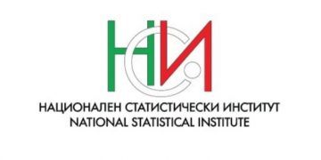 Работещите по трудов договор в областта намаляват, заплатите растат