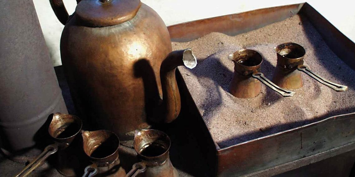 Гледайте си на кафе в Мотковото кафене в музей “Етър”