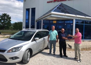 Късметлията от томболата на “Хелиос” вчера получи автомобила си