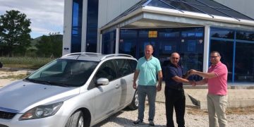 Късметлията от томболата на “Хелиос” вчера получи автомобила си