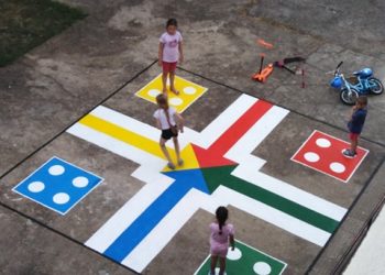 Дворът на СУ “Васил Левски” – място и за образователни игри