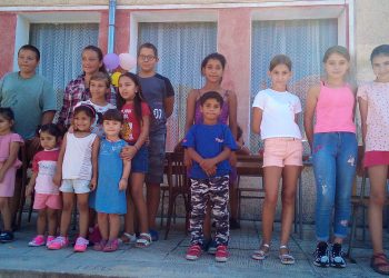 Деца рисуват в Ловнидол