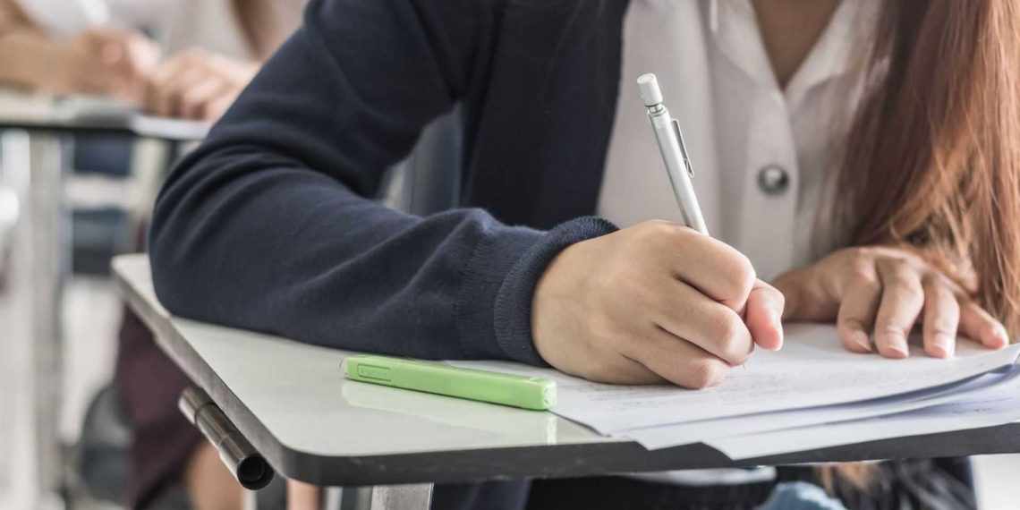 Започна приемането на документи за помощта от 250 лв. за бъдещите осмокласници