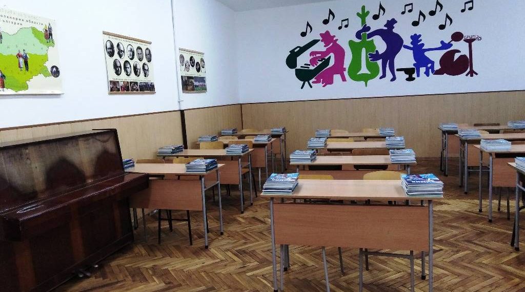 Обновени класни стаи посрещнаха учениците в Гимназията