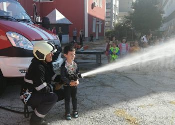 Малчугани аплодираха пожарникарите по случай професионалния им празник