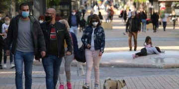 Маските – задължителни само при струпване на хора, без маски само при дистанция от 1.5 метра