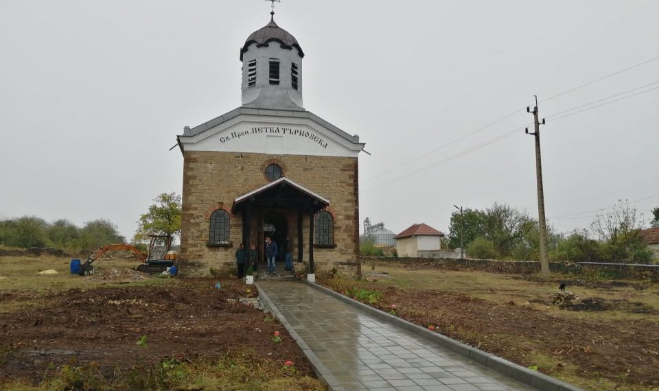 Камбанен звън извести обновлението на църквата в с. Младен