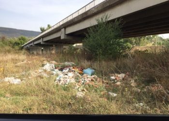 Под моста – удобното място за изхвърляне на боклуци