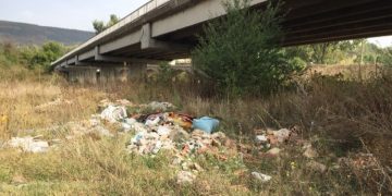 Под моста – удобното място за изхвърляне на боклуци
