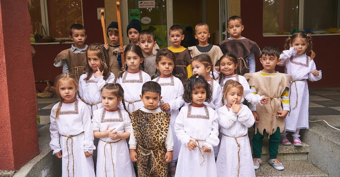 Малчугани пресъздадоха картини от живота в средновековния Хоталич