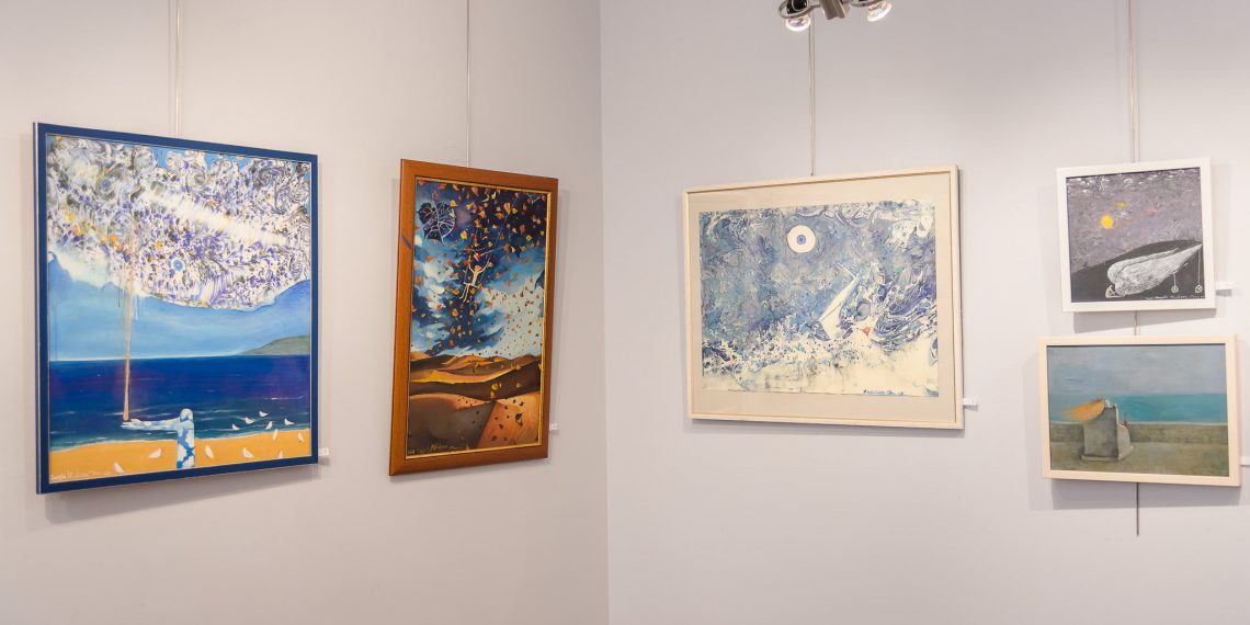 Анжела Минкова не успя да дойде за откриването изложбата си, очакваме я за закриването