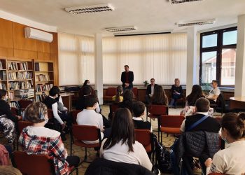 Шестокласници от гимназията се срещнаха с успели млади хора