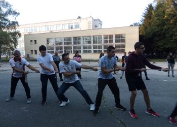 В ПГМЕТ “Ген. Иван Бъчваров” спортуваха бащи и деца