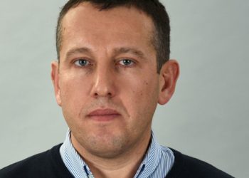 Проф. доктор на науките Венелин Терзиев с грамота и почетен знак “Златен век” – звезда