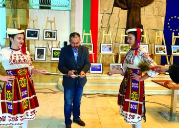 Кметът д-р Иван Иванов откри санираната сграда на Община Севлиево