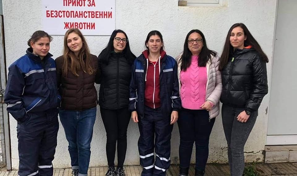 Интеракторите дариха одеяла на приюта за кучета