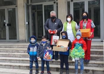 Първолаци от гимназията зарадваха медици от болницата