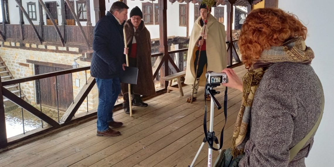 “Училище за коледари” – онлайн обучение на музей “Етър”