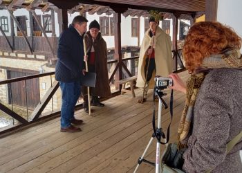 “Училище за коледари” – онлайн обучение на музей “Етър”