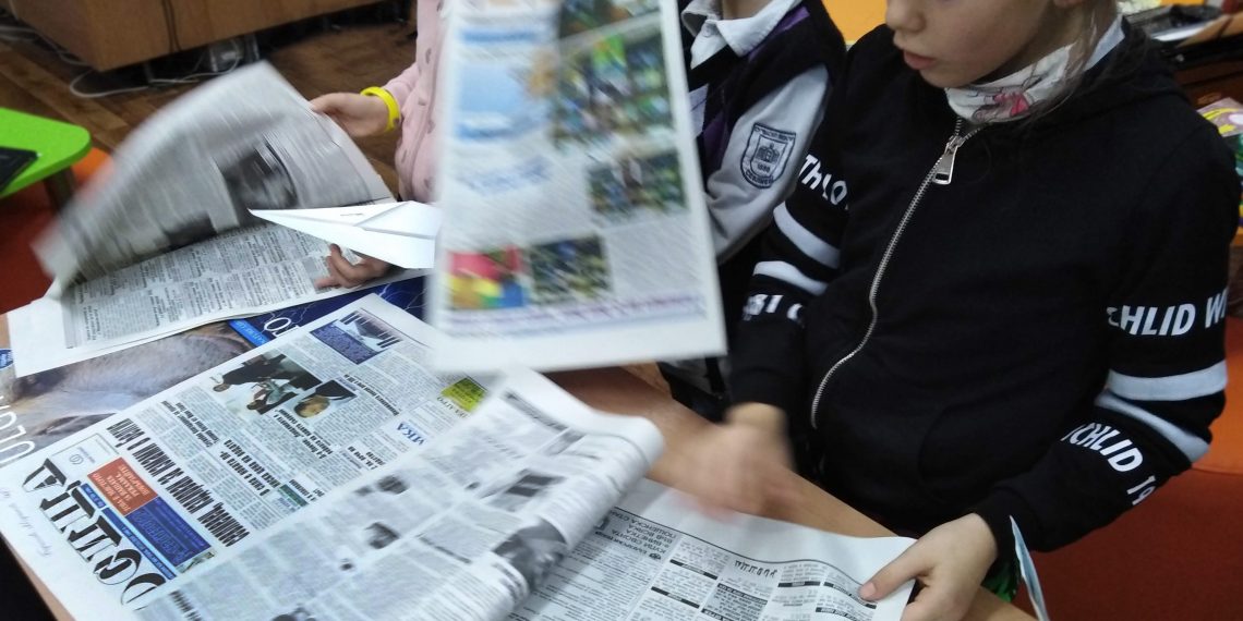 Среща на първолаците при СУ  “Васил Левски” с  модерния дядо Вестник