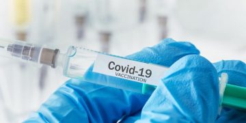 Започна ваксинирането срещу Ковид-19 на медиците от първа линия в МБАЛ “Д-р Стойчо Христов”