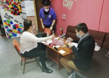 Доброволци изработват мартенички в Младежкия център