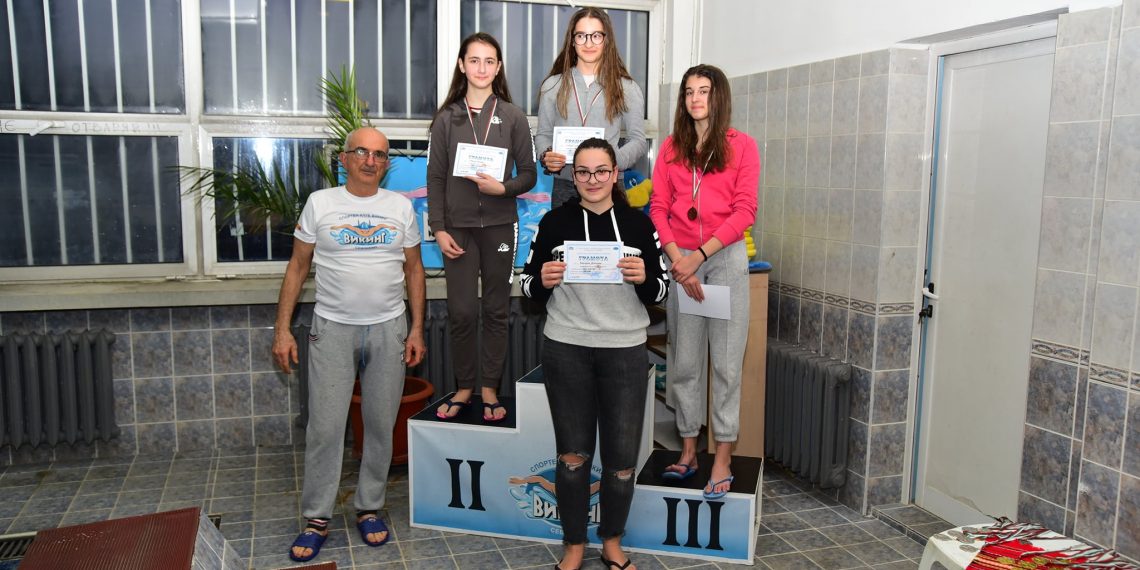 Наградиха най-добрите плувци в Областното състезание