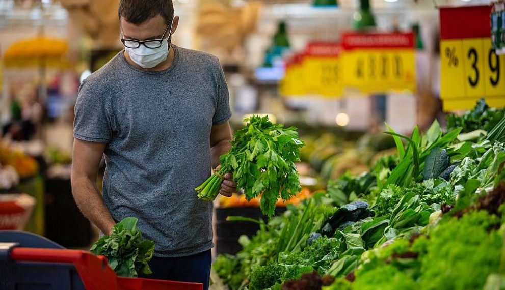 На петъчния пазар в Севлиево всички с маски – търговци и клиенти
