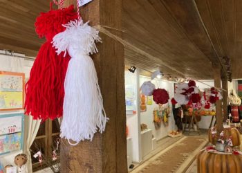 Детски мартенички и рисунки показват в Дандоловите къщи днес