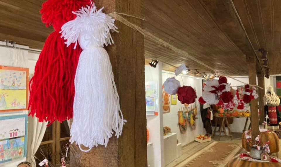 Детски мартенички и рисунки показват в Дандоловите къщи днес