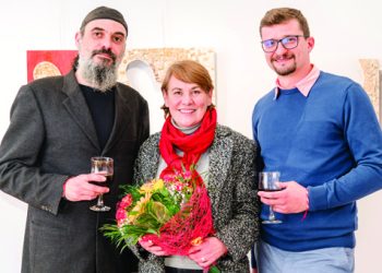 Опашка от желаещи пред изложбата „Модулна мозайка“в галерия „Видима“