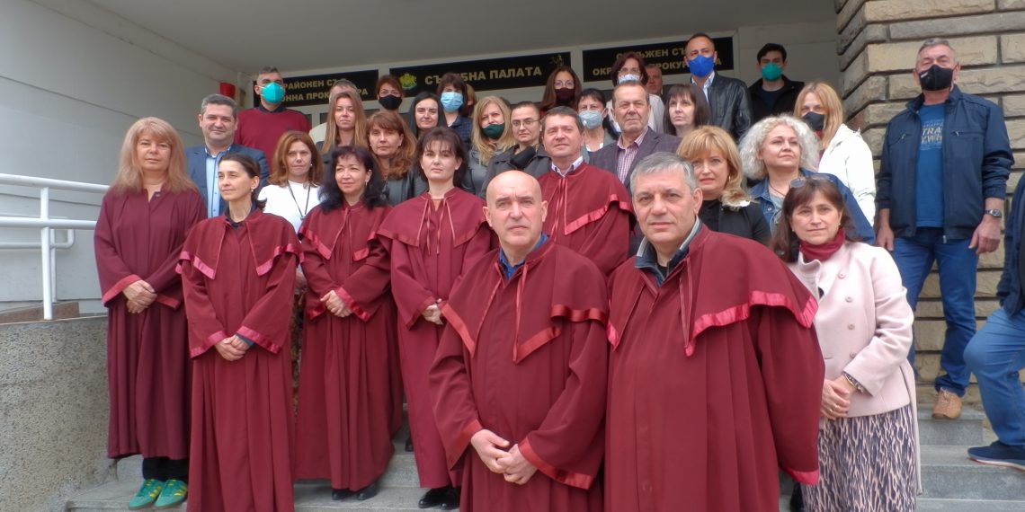 С мълчалив протест прокурорите от Габровска област изразиха недоволството си