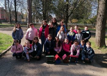 Къщички и хранилки за птици поставиха второкласниците от иновативните паралелки в Гимназията